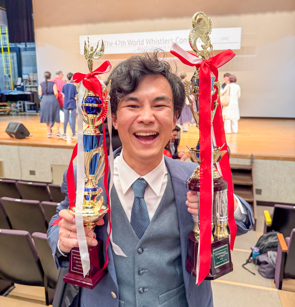 2つのトロフィーを掲げる武田裕煕